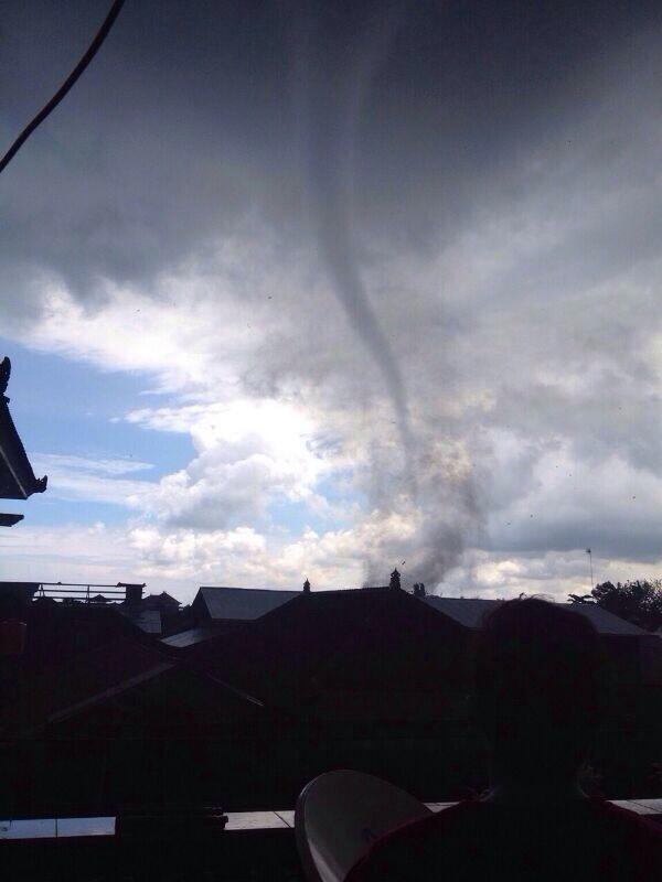 (SHARE) Angin Puting Beliung Landa Bali 11-12-13