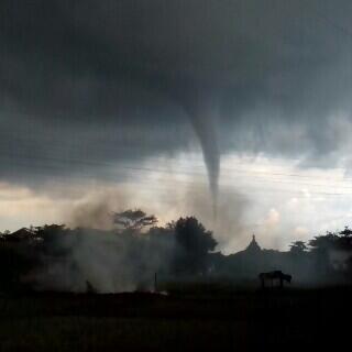 (SHARE) Angin Puting Beliung Landa Bali 11-12-13