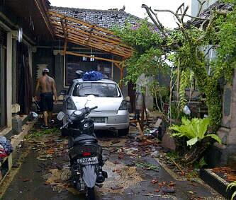 (SHARE) Angin Puting Beliung Landa Bali 11-12-13