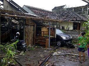 (SHARE) Angin Puting Beliung Landa Bali 11-12-13