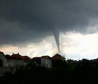 (SHARE) Angin Puting Beliung Landa Bali 11-12-13