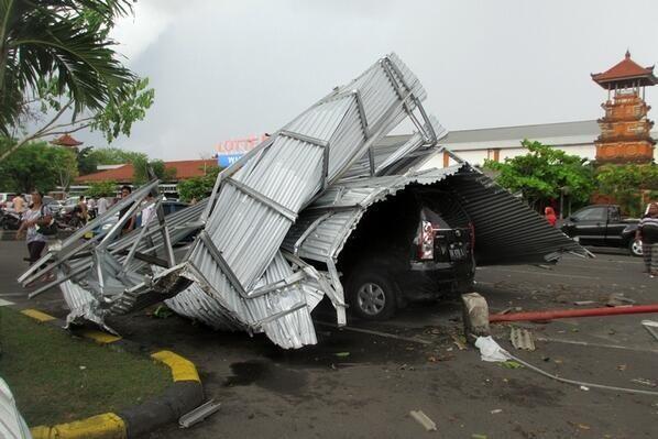 (SHARE) Angin Puting Beliung Landa Bali 11-12-13