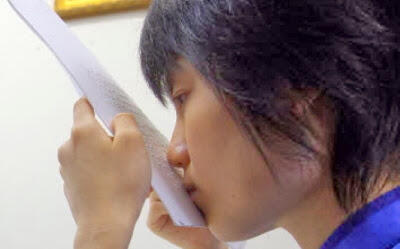 Gadis Tunanetra Membaca Melalui Bibir