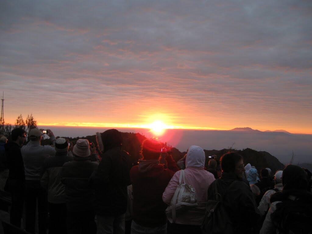 Menikmati Matahari Terbit di Gunung Bromo