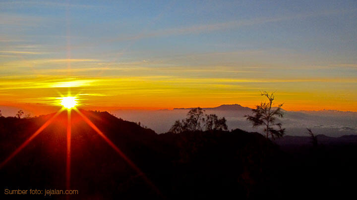 Menikmati Matahari Terbit di Gunung Bromo