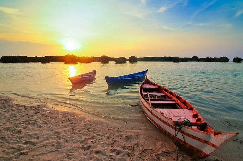 PANTAI PASIR PERAWAN: Sensasi Wisata Pantai Kuta di Jakarta