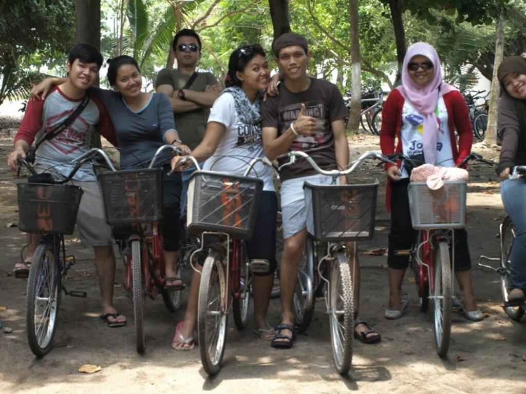 PANTAI PASIR PERAWAN: Sensasi Wisata Pantai Kuta di Jakarta