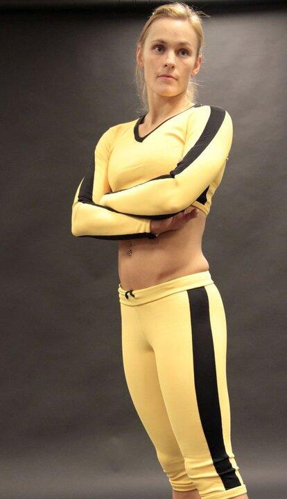 baju ketat kuning yang sangat melegenda itu di lelang gan ....(BRUCE LEE)