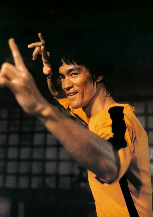 baju ketat kuning yang sangat melegenda itu di lelang gan ....(BRUCE LEE)