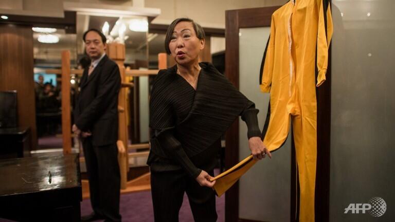 baju ketat kuning yang sangat melegenda itu di lelang gan ....(BRUCE LEE)
