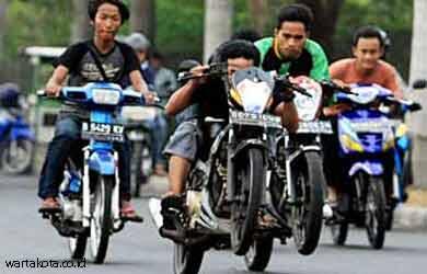 nih PARA ALAY di gebukin POLISI gara gara kebut kebutan ... KNALPOTNYA ngeselin