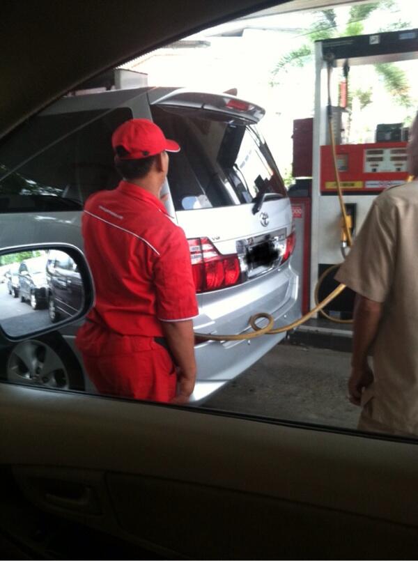 Mobil mewah pakai premium
