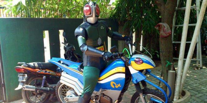 &#91;&#91; TERUNGKAP &#93;&#93; Identitas Kamen Rider Indonesia yang datangi Kecelakaan KRL