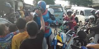 &#91;&#91; TERUNGKAP &#93;&#93; Identitas Kamen Rider Indonesia yang datangi Kecelakaan KRL