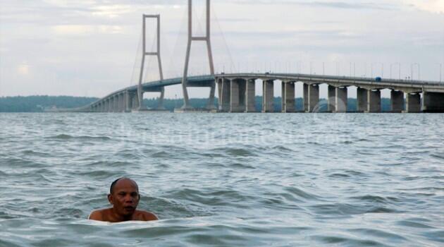 Orang ini sebrangi Selat Bali dan Selat Madura dalam waktu sehari 
