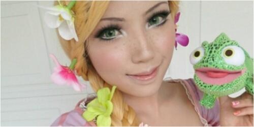 Wanita Cantik ini berdandan ala Disney Princess 