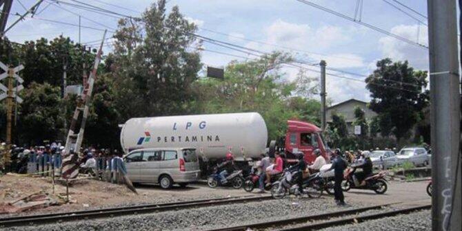 Beredar foto truk LPG langgar portal kereta di internet