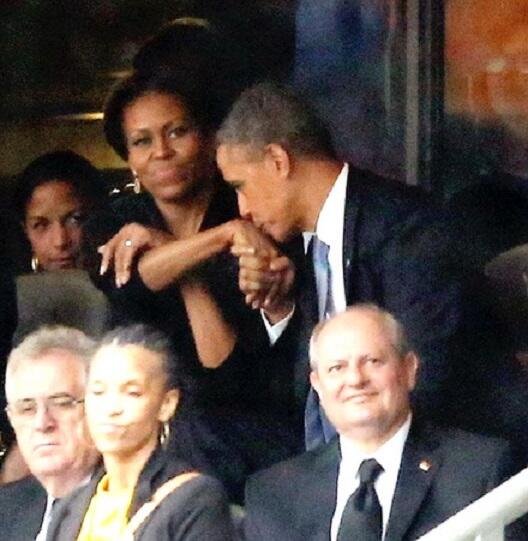 MAU LIHAT FOTO- FOTO SENSASIONAL OBAMA YG HEBOH DI MEDIA MASSA DUNIA ?