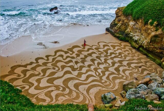 Karya Seni Luar Biasa pada Pasir Pantai by Andres Amardo