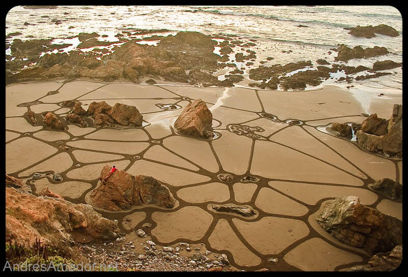 Karya Seni Luar Biasa pada Pasir Pantai by Andres Amardo