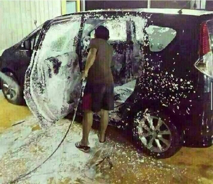 Agan Pernah nyuci mobil seperti ini