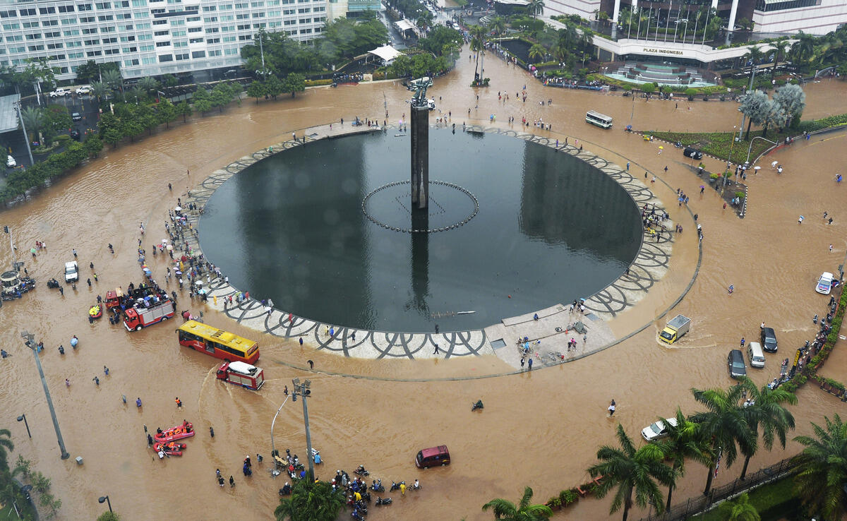Dijamin Ngakak, 6 Aksi Aneh Saat Banjir Datang