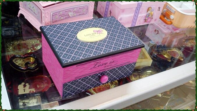 lOVE Music Box, Kotak musik