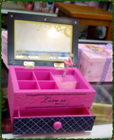 lOVE Music Box, Kotak musik