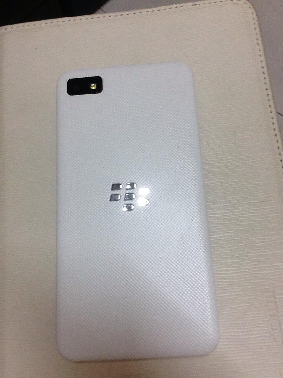 Blackberry Z10 white (TAM warranty) plus vizz double battery