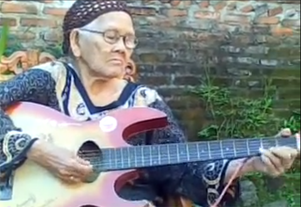 &#91;Cekidot&#93;Nenek Ini Mahir Bermain Gitar