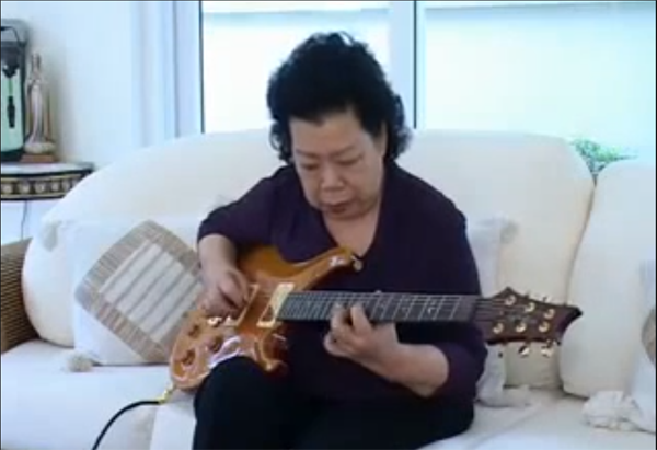 &#91;Cekidot&#93;Nenek Ini Mahir Bermain Gitar