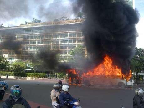 Bus yang Terbakar di Bundaran HI plus pic