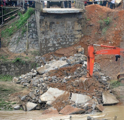 Jokowi Resmikan Normalisasi Waduk Melati 