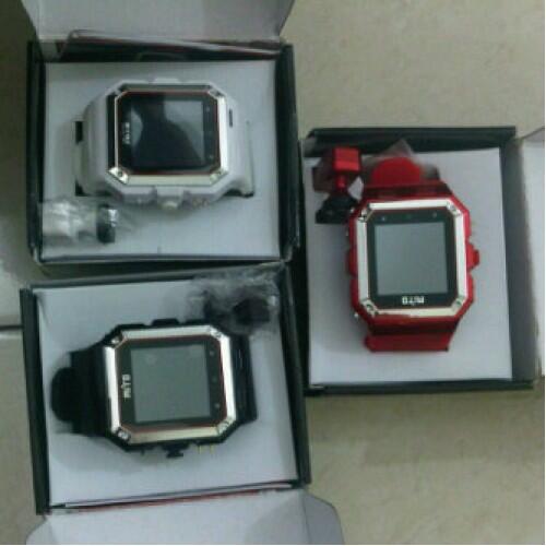 Dijual handphone Mito S500 berbentuk jam tangan harga bersahabat