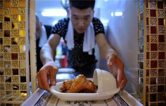 Restoran Unik Kalau Makan Harus Sambil Duduk di Tiolet Duduk 