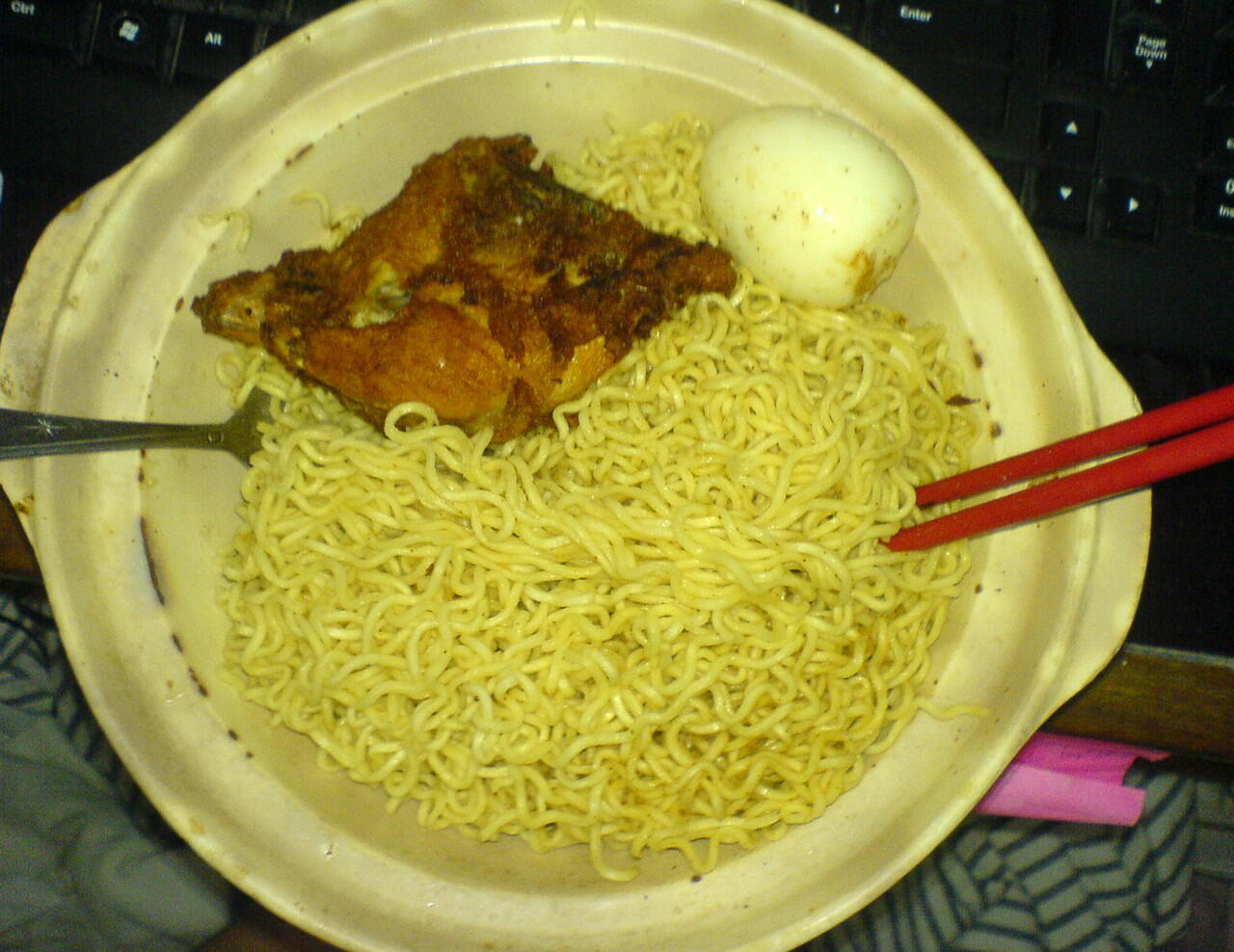 Gw sekali makan indomie 3bngks +nasi, elo?