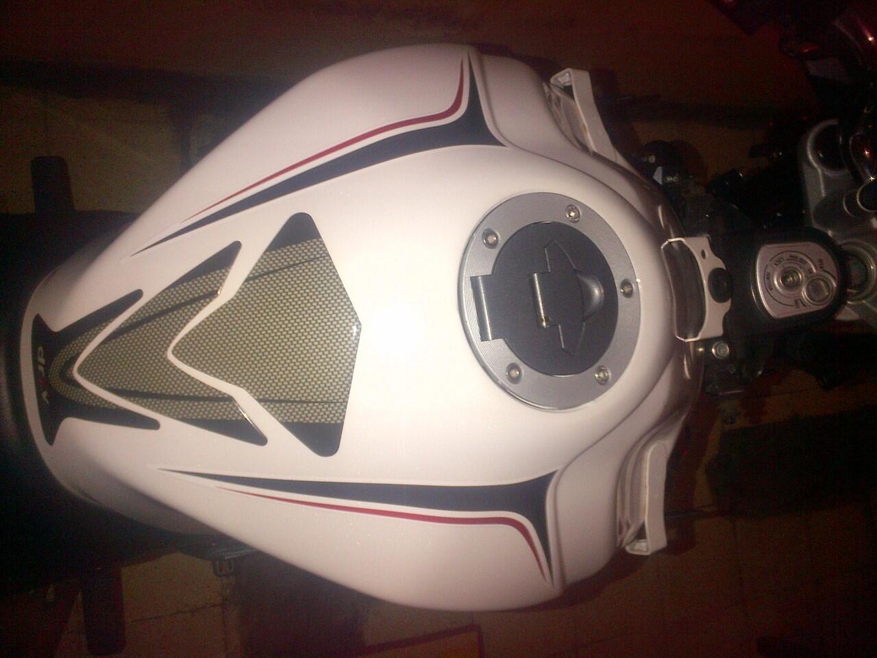 JUAL tangki original new vixion NVL putih ( MALANG )