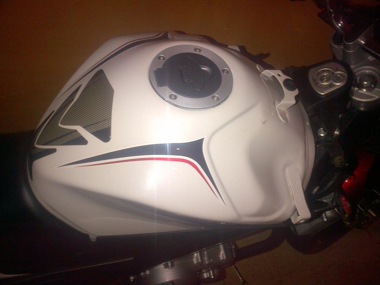 JUAL tangki original new vixion NVL putih ( MALANG )