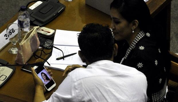 &#91;LAGI&#93; Anggota Dewan Asik Main Handphone Saat Rapat Pengesahan RUU