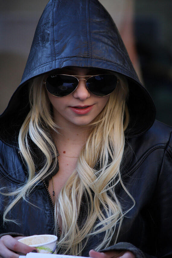 Metamorfosis TAYLOR MOMSEN,, Dari Cewek Imut Sekarang Jadi Liar,,,Miley mah lewat....