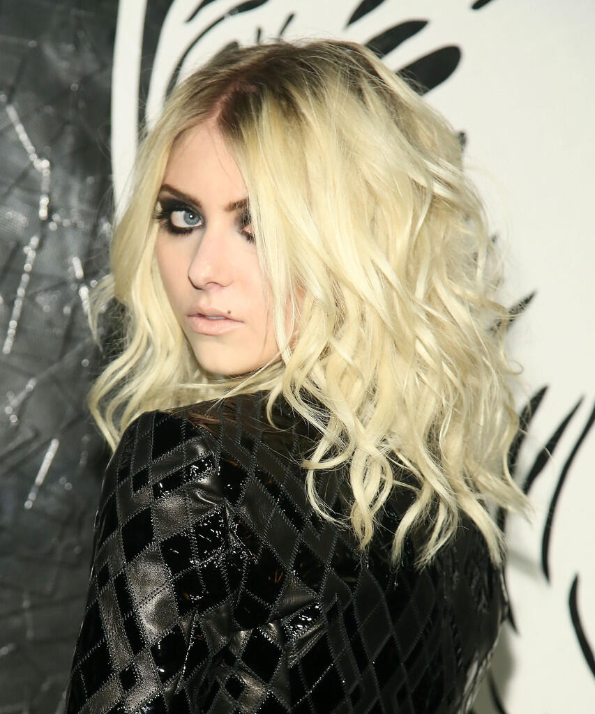 Metamorfosis TAYLOR MOMSEN,, Dari Cewek Imut Sekarang Jadi Liar,,,Miley mah lewat....