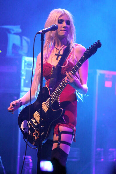 Metamorfosis TAYLOR MOMSEN,, Dari Cewek Imut Sekarang Jadi Liar,,,Miley mah lewat....