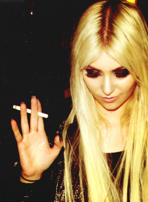 Metamorfosis TAYLOR MOMSEN,, Dari Cewek Imut Sekarang Jadi Liar,,,Miley mah lewat....