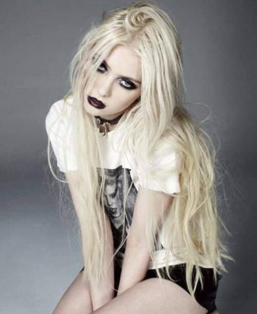 Metamorfosis TAYLOR MOMSEN,, Dari Cewek Imut Sekarang Jadi Liar,,,Miley mah lewat....