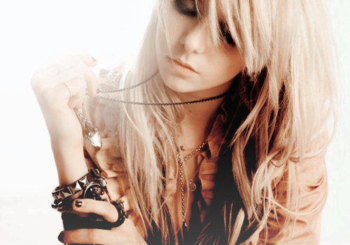 Metamorfosis TAYLOR MOMSEN,, Dari Cewek Imut Sekarang Jadi Liar,,,Miley mah lewat....