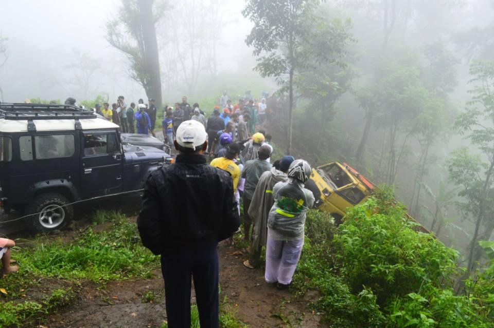 bahu membahu evakuasi korban raja jalanan (trail)