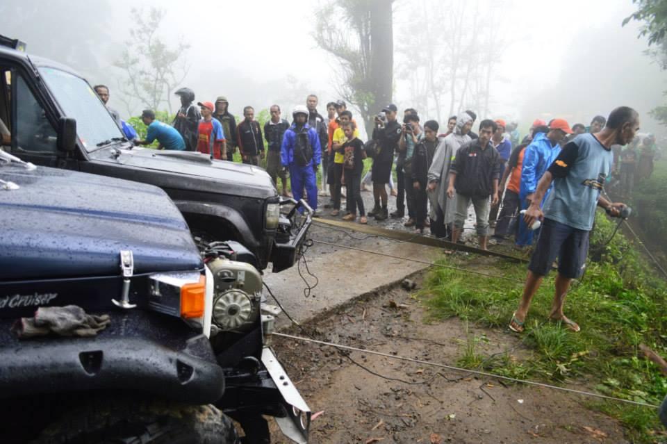 bahu membahu evakuasi korban raja jalanan (trail)