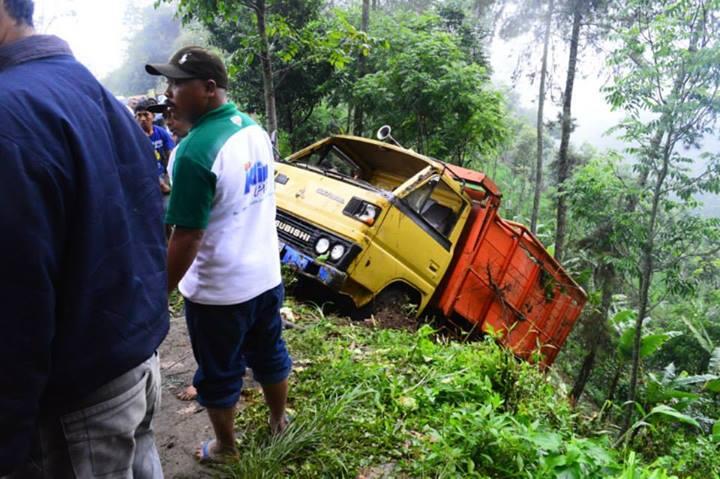 bahu membahu evakuasi korban raja jalanan (trail)