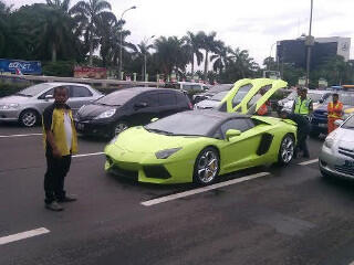 Lamborghini Memang Tak Bisa Lama-lama Kena Macet