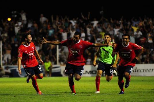 Video : Gila, Gelandang Independiente Cetak Gol Tendangan Bebas Dari Tengah Lapangan